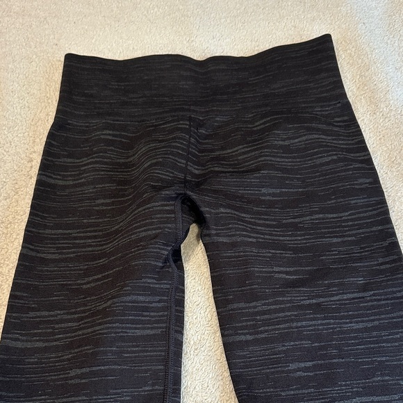 Gymshark Black Patterned Leggings size small ( small crack in logo) - Picture 10 of 10